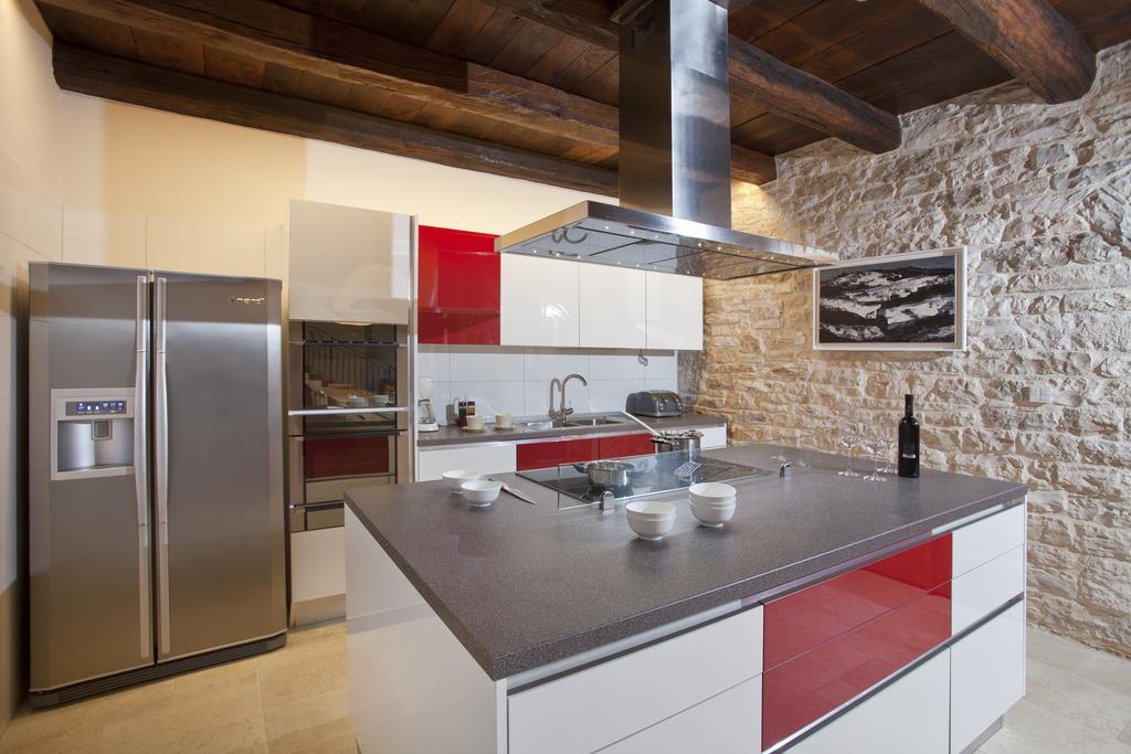 Villa Poropati, Groznjan, Istria - Luxury Countryside Estate For Up To 19 Persons - Large Pool Of 80M2 With Kids Section Exterior foto