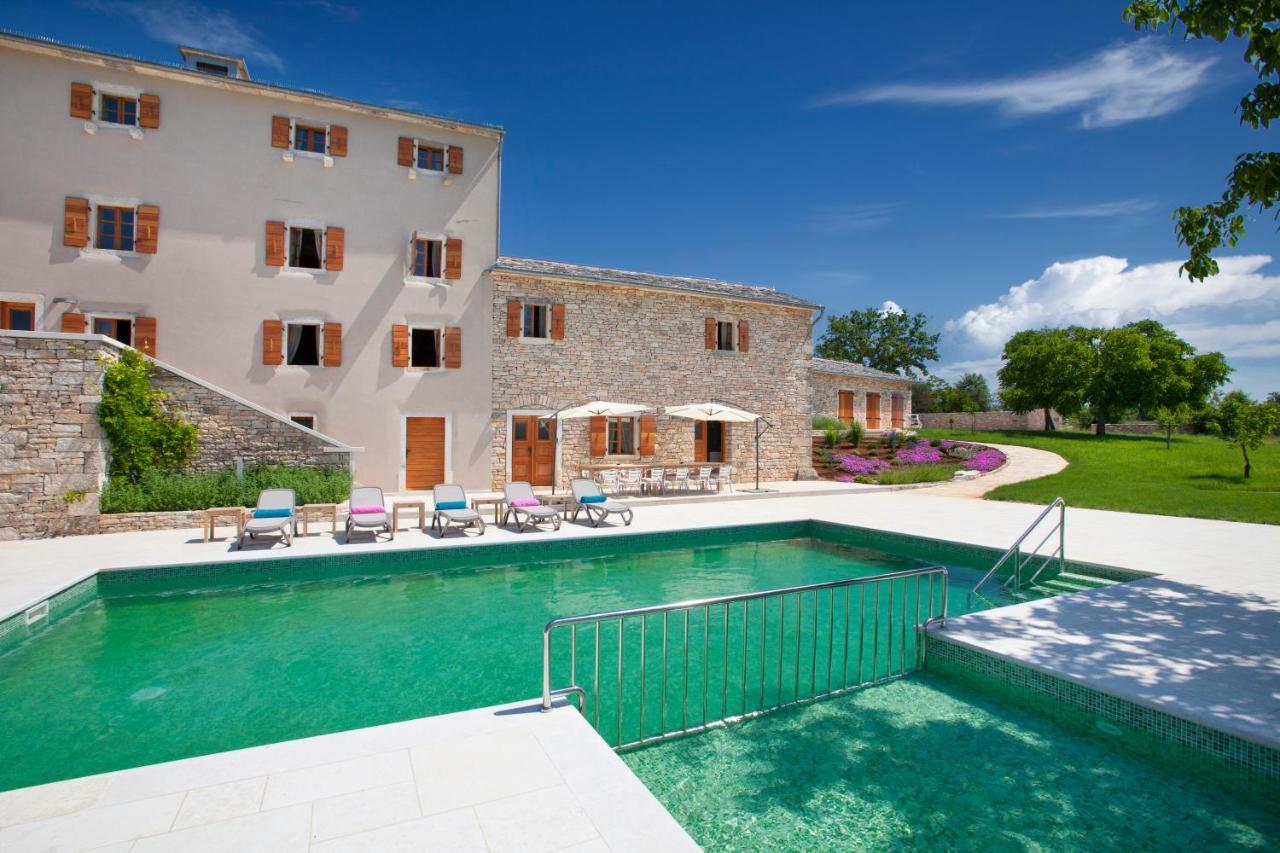 Villa Poropati, Groznjan, Istria - Luxury Countryside Estate For Up To 19 Persons - Large Pool Of 80M2 With Kids Section Exterior foto