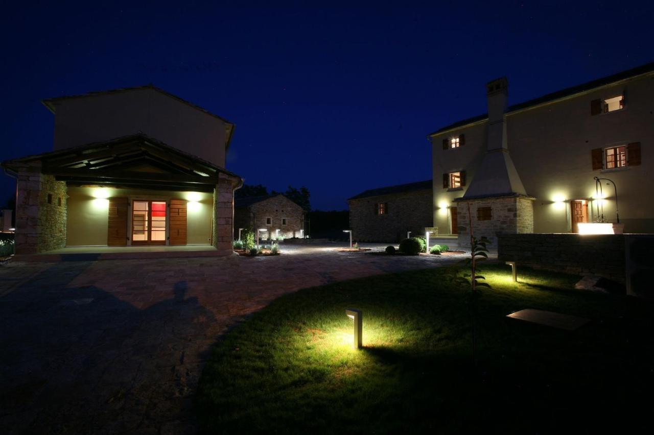 Villa Poropati, Groznjan, Istria - Luxury Countryside Estate For Up To 19 Persons - Large Pool Of 80M2 With Kids Section Quarto foto